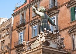 Statua di San Lorenzo a Napoli. Si trova all'intersezione tra via san Gregorio Armeno e via dei Tribunali - © eFesenko / Shutterstock.com 