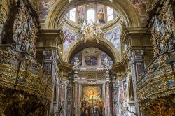L'interno in barocco napoletano della Chiesa di San Gregorio Armeno a Napoli - © photogolfer / Shutterstock.com 
