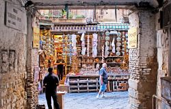 San Gregorio Armeno è la magica via dei Presepi a Napoli. Non solo a Natale qui è possibile vedere il pregevole lavoro degli artigiani, specializzati nella realizzazione delle ...