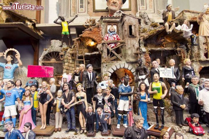 Immagine Le statuette del presepe con i personaggi mondani di Via San Gregorio Armeno a Napoli - © lapas77 / Shutterstock.com