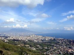 Il panorama di Napoli ed il suo golfo, fotografato dall'eremo di Camaldoli. Sullo sfondo il profilo del Vesuvio