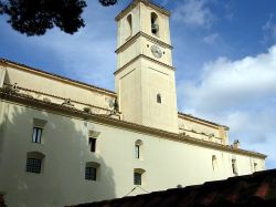 L'inconfondibile campanile dell'Eremo dei Camaldoli a Napoli