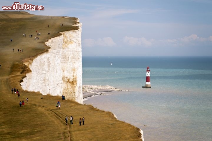 Beachy Head a Eastbourne, Inghilterra - Meno famose di quelle di Dover, le scogliere di Beachy Head sono un’altra attrattiva inglese che non andrebbe trascurata. Situate nella parte occidentale di Eastbourne, all’interno del South Downs National Park e del Seven Sisters Country Park, le scogliere di Beachy Head sono alte circa 160 metri e offrono un panorama eccezionale su Eastbourne e sul Canale della Manica, oltre a un pittoresco faro a righe bianche e rosse che è ormai riconosciuto da tutti come l’anziano guardiano di questo splendido luogo.
Ogni anno in ottobre sportivi da ogni parte del mondo invadono quest’angolo d’Inghilterra per partecipare alla Beachy Head Marathon, un’emozionante corsa di circa 42 km attraverso le bellezze naturali delle Beachy Head Cliffs e dintorni… e dopo la fatica, per ristorarsi, c’è il Beachy Head Pub in cui bere una birra fresca con una vista da pelle d’oca.
Ci sono efficienti collegamenti in treno da Londra a Eastbourne, dove si può prendere un autobus per visitare le scogliere  - © niepo / Shutterstock.com