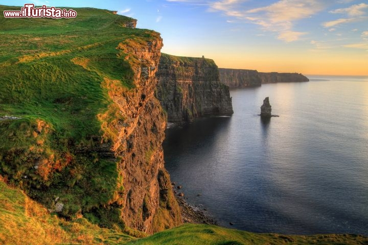 Le scogliere di Moher in Irlanda - Che l’Irlanda sia verde e abbia panorami drammatici non è un luogo comune senza fondamento, come dimostrano le scogliere di Moher, nell’Irlanda occidentale, che rappresentano un’imponente muraglia naturale lunga 8 km e alta 120 m affacciata sull’Oceano Atlantico. Popolate da oltre 30 mila esemplari di uccelli per più di 20 specie diverse, schiaffeggiate dal vento freddo e sorvolate da nuvole che corrono veloci, le scogliere di Moher sembrano il luogo ideale per comporre un poema romantico o dipingere un quadro. Dal 2005 il posto è stato dotato di un centro turistico di accoglienza, alcuni sentieri sono stati asfaltati e sono stati creati dei parcheggi: non sono mancate le polemiche, ma la bellezza selvaggia delle scogliere è rimasta immutata. Oltre al sentiero più turistico ce ne sono due meno battuti, da non perdere: a sud del Moher Wall comincia la camminata che porta al punto panoramico di Hag’s Head, mentre a nord un terzo sentiero piuttosto arduo vi accompagnerà nelle zone più incontaminate e ricche di uccelli interessanti, come la pulcinella di mare.
Le scogliere di Moher possono essere raggiunte da Dublino con un tour organizzato, partendo all’alba e tornando alla capitale entro sera, oppure dalla vicina cittadina di Galway  - © Patryk Kosmider / Shutterstock.com
