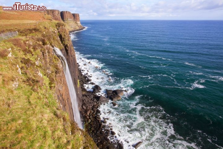 Kilt Rock, scogliera e cascata sull'isola di Skye, in Scozia - E' una delle isole più belle d'Europa, Skye è una favola per i geologi e gli appassionati della natura. La costa nord-orientale è veramente fotogenica, specialmente nel punto di Kilt Rock, dove una splendida cascata, Mealt waterfall, si getta da una scogliera di basalti a canna d'organo. La falesia supera in alcuni tratti i 100 m di altezza, e a completare lo scenario da vera tregenda ci pensano i forti venti che in genere spazzano la parte settentrionale di Skye. Questa scogliera si trova tra i villaggi di Portree e Staffi sulla Trotternish Peninsula - © vichie81 / Shutterstock.com