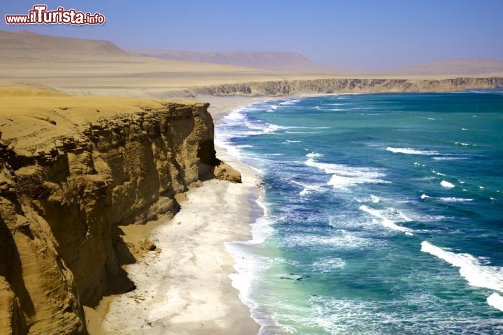 Le Paracas Sea Cliffs in Perù - Nella Paracas National Reserve lungo la costa meridionale del Perù scoprirete le scogliere di Paracas, che vi abbaglieranno con il loro colore giallo dorato, così luminoso accanto al blu del cielo e del mare. Qui il vento soffia sempre forte, proveniente dall’Oceano, e nei secoli ha modellato una costa frastagliata che nasconde affascinanti fossili marini. Il nome stesso delle scogliere parla di vento e dell’ambiente sabbioso del deserto, perché Paracas significa proprio “tempesta di sabbia”. Un luogo magnetico ma inospitale per l’uomo, così brullo e selvaggio, che in compenso è popolato da oltre 1500 specie vegetali e animali tra cui moltissimi uccelli.
Per raggiungere questo luogo ai confini del mondo bastano in realtà circa 3 ore di pullman da Lima, lungo la Carretera Panamericana. Una volta arrivati non perdete una visita alla Playa Roja (spiaggia rossa) così chiamata per la sabbia rossastra di origine vulcanica  - © colacat / Shutterstock.com 