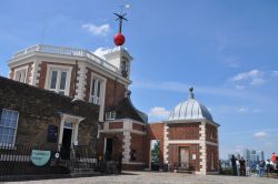 La elegante Flamsteed House dell'Osservatorio Reale di Greenwich: si noti la rossaTime Ball e la sottostante Octagonal Hall, elegante costruzione ideata da Cristopher Wren, 