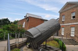 Ciò che resta della struttura esterna del Telescopio di Herschel, esposto nel cortile della casa di Flamsteed a Greenwich (Londra)