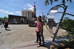 Turisti a cavallo del Meridiano di Greenwich a Londra: il Prime Meridian venne istituito circa 130 anni fa, e venne scelto il prestigioso Royal Observatory come riferimento della longitudine ...