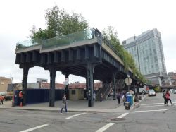 Punto di partenza o capolinea del parco High Line. Siamo su Washington Street (Manhattan)