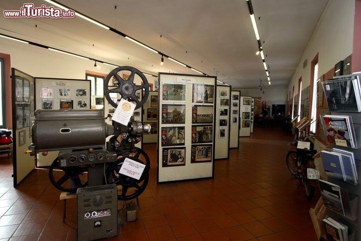 Immagine Cimeli in mostra al museo dedicato ai personaggi di Giovanni Guareschi: Don Camillo e Peppone - © www.visitbrescello.it