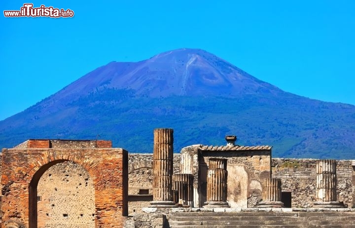 Pompei, Italia
Quando Goethe fece il suo viaggio in Italia, all’inizio dell’Ottocento, di Pompei scrisse così: “Molte sciagure sono accadute nel mondo, ma poche hanno procurato altrettanta gioia alla posterità. Credo sia difficile vedere qualcosa di più interessante. […] Un posto mirabile, degno di sereni pensieri.” Certo quando leggiamo di crolli e danni – fin troppo frequenti – al nostro sito archeologico più bello e famoso, i pensieri a riguardo sono tutt’altro che sereni, ma Pompei è ancora capace di incantare grandi e piccoli, esperti e profani. I primi scavi risalgono al 1748, quando il Re delle Due Sicilie Carlo di Borbone intendeva dare lustro alla casa reale, e sono continuati sino ai giorni nostri tra restauri e nuove scoperte, portando alla luce un patrimonio unico. Servirebbero diversi giorni per visitare tutta Pompei, con le sue molte abitazioni romane, gli edifici dell’amministrazione pubblica, i teatri e gli splendidi affreschi che regalano uno spaccato della quotidianità di epoca romana prima del 79 d.C., anno della famigerata eruzione del Vesuvio. L’area archeologica, insieme a quelle di Ercolano e di Torre Annunziata, fa parte dei Beni Patrimonio dell’Umanità dell’UNESCO.

Pompei si trova in una posizione strategica tra Napoli, Salerno, la costa sorrentina e la costiera amalfitana, e dal centro di Napoli si può prendere un treno della linea Napoli-Sorrento" fino alla fermata "Pompei Scavi". Per visitare la Pompei antica (a pagamento) e per maggiori informazioni consultate il sito ufficiale. - © Sailorr / Shutterstock.com
