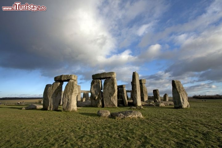 Stonehenge, Inghilterra
Tutti conoscono almeno per nome Stonehenge, tra i siti archeologici più importanti e controversi del mondo. Il circolo di megaliti si trova in Inghilterra, a breve distanza da Salisbury, tra il verde della campagna: qui i dolmen e i menhir vennero posizionati, circondati da un profondo solco scavato nel terreno, circa 5 mila anni fa, ma si pensa che l’intero processo di costruzione abbia richiesto ben 1600 anni di lavoro. In effetti si tratta di “sassolini” che in certi casi pesano oltre le 50 tonnellate, e alcuni di essi vennero trasportati fin qui dal Galles, che all’epoca non era proprio considerato a un tiro di schioppo. Che si trattasse di un santuario religioso, un primordiale calendario o un osservatorio astronomico, certo è che il sito di Stonehenge – dichiarato Patrimonio dell’Umanità dall’UNESCO – non ha perso fascino col passare dei millenni, e trovarsi al suo cospetto è infinitamente più toccante che ammirare qualsiasi fotografia. Per quanto lo abbiate già guardato qua e là sul web, sulle riviste o alla televisione, sappiate che incontrare Stonehenge dal vivo è tutta un’altra storia.

Da Salisbury si può agevolmente raggiungere Stonehenge in treno, autobus o taxi: tra la cittadina e il sito ci sono circa 15 km. La visita è a pagamento e sono disponibili tour guidati. Maggiori informazioni qui. - © Gail Johnson / Shutterstock.com
