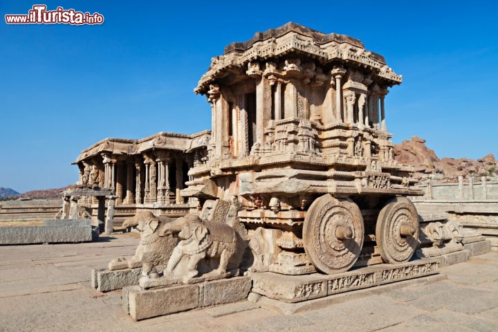 Hampi, in India - L’area archeologica di Hampi, nello stato indiano del Karnataka, è una costellazione di numerosi monumenti ed edifici realizzati tra il XIV e il XVII secolo, durante l’impero Vijayanagara. L’intera area è stata dichiarata Patrimonio dell’Umanità dall’UNESCO nel 1986, ma un tempio in particolare ha attirato la nostra attenzione: è il Tempio Vitthala, forse il più stravagante dal punto di vista architettonico, costruito nel XV secolo in onore di Vitthala, incarnazione del dio Vishnu. Si presenta come un grande complesso con mura fittamente decorate, ampi saloni e accessi imponenti. Particolarmente affascinanti sono i massicci pilastri scolpiti: se si colpiscono le colonne a diverse altezze si ottengono suoni differenti, tanto che i visitatori parlano di “colonne che suonano”. Imperdibile anche il Carro di Pietra situato in un cortile: a dire il vero si tratta di un santuario, scolpito a forma di carro, apparentemente ricavato da un unico blocco di pietra ma costituito da diversi megaliti abilmente intagliati. I bassorilievi rappresentano scene militari, e davanti al carro sono scolpiti due elefanti intenti a trascinarlo.
Raggiungere Hampi può non essere semplicissimo perché non ci sono aeroporti vicini: sia arrivando da Bangalore che da Goa ci si deve preparare a un lungo viaggio in autobus o in macchina. - © saiko3p / Shutterstock.com