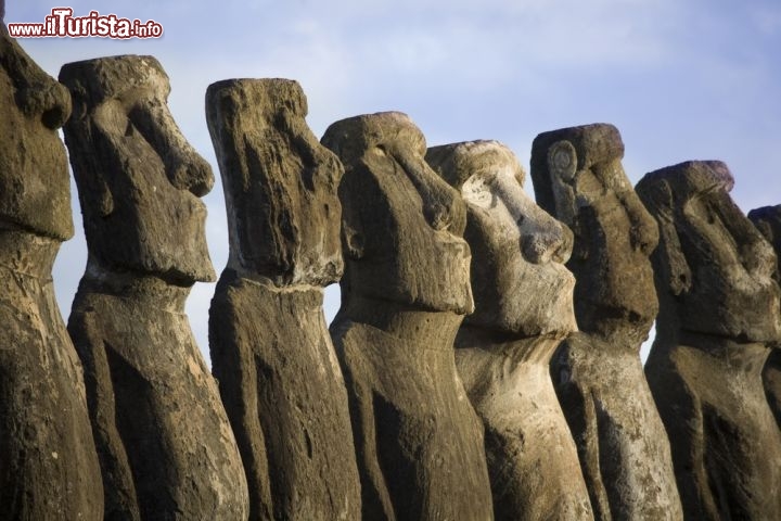 Isola di Pasqua (Rapa Nui), Cile
Al largo delle coste cilene affiora dalle acque del Pacifico la misteriosa Isola di Pasqua, così chiamata perché il suo scopritore olandese, Jacob Roggeveen, vi approdò nel giorno di Pasqua del 1722. Detta anche Rapa Nui, l’isola vulcanica è popolata da poche migliaia di persone e da 638 moai, ovvero le enormi statue monolitiche di cui non è ancora stata chiarita del tutto la funzione: la maggior parte degli studiosi pensa che risalgano all’XI sec. d.C., e i grandi volti potrebbero rappresentare antichi capi tribù indigeni. Trovarsi al loro cospetto è emozionante: è inevitabile chiedersi di chi sono questi faccioni rivolti verso l’oceano - alti tra i 2,5 e i 10 m, pesanti tra le 75 e le 86 tonnellate – che nei secoli sono stati accarezzati da venti lontani, hanno visto innumerevoli cieli stellati e ora se ne stanno muti davanti alle macchine fotografiche dei curiosi. Pensate che fino al 1967 non avevano mai conosciuto un turista: solo in quell’anno atterrò sull’Isola di Pasqua il primo aereo di linea, aprendo un varco tra la magica isola polinesiana e il mondo che tutti noi conosciamo.

Ad ogni modo Rapa Nui non è certo una destinazione di massa, soprattutto perché una vacanza sull’isola risulta piuttosto costosa. Se ne siete così affascinati da non temere le spese sappiate che potrete raggiungerla solamente dal Cile: da Santiago del Cile all’aeroporto di Mataveri ci sono circa 5 ore di volo. - © Ivonne Wierink  / Shutterstock.com
