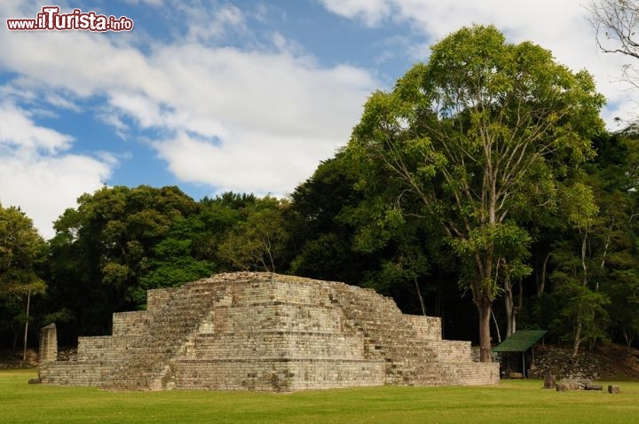 Rovine di Copan, Honduras
Ecco un’antica città dalla storia millenaria: Copán, sito maya dell’Honduras, nei pressi di Santa Rosa de Copán, fu abitata a partire dal lontano II millennio a.C. L’apice della ricchezza e della magnificenza lo raggiunse però tra il VII e il X secolo d.C., quando vennero realizzati i principali monumenti che possiamo ammirare tutt’ora e fu un importante polo culturale in cui ci si dedicava all’astronomia e alla matematica. Oggi è una delle città maya più grandi e affascinanti del mondo, costituita da numerose piramidi, templi e una ventina di possenti colonne in pietra in cui sono stati intagliati i volti di antichi re di Copán. Tra le varie architetture è imperdibile la struttura n.26 con la sua scalinata dei geroglifici risalente all’VIII secolo che portava all’acropoli. Abbandonata definitivamente intorno al XIII secolo d.C., Copán è stata dichiarata Patrimonio dell’Umanità dall’UNESCO nel 1980.

Dalla moderna Copán si possono raggiungere le rovine a piedi – distano appena un chilometro – oppure prendendo un taxi. Il biglietto d’ingresso costa $15 e comprende la visita ai monumenti principali e a Las Sepolturas, un’altra zona residenziale Maya con piccole piramidi e l’unico cimitero restaurato di tutta l’area Maya. Maggiori informazioni qui. - © Rafal Cichawa / Shutterstock.com
