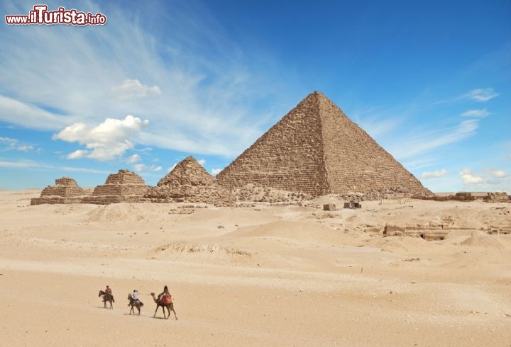 Necropoli di Giza, Egitto
Una ventina di chilometri a sud-ovest de Il Cairo sorge il più importante sito archeologico dell’Egitto, nonché uno dei più famosi e fiabeschi del mondo: è l’antica necropoli di Giza, dove le tre imponenti piramidi di Cheope, Chefren e Micerino si stagliano contro il cielo alla periferia della città moderna, da un ampio pianoro arido. Si trovano qui nientemeno che dalla IV dinastia, ovvero dal 2700-2500 a.C., in compagnia di una manciata di tombe minori – perlopiù di regine – e della celebre Sfinge. Dalla piazza nel cuore di Giza città si può percorrere la “Strada delle Piramidi”, inaugurata nel 1869 e ampliata nel 1932 in occasione della visita di Vittorio Emanuele III, per trovarsi al cospetto di questi colossi: sono così grandi e inaspettati, differenti da tutto ciò a cui siamo abituati, che non stupisce che già nell’antichità fossero considerati una delle sette meraviglie del mondo e che oggi siano protetti dall’UNESCO. La piramide di Cheope è la maggiore delle tre: quando fu costruita misurava circa 147 m, ma oggi è alta “solo” 138 m a causa dell’erosione naturale e della sottrazione di pietre da parte della gente de Il Cairo, che in passato se ne servì per altre opere edilizie.

Raggiungere le piramidi è semplice: basta atterrare all’aeroporto della capitale e da qui raggiungere il sito, che sorge a ovest della città. - © Waj / Shutterstock.com
