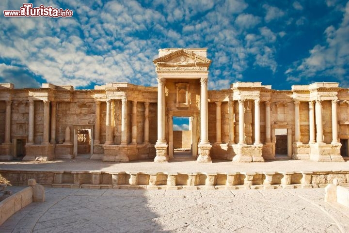 Palmira (Palmyra), Siria
Le rovine dell’antica città romana di Palmira si trovano nel bel mezzo del deserto siriano, 240 km a nord-est di Damasco, dove per secoli fu un punto di riferimento fondamentale sulle rotte carovaniere: punto di incontro tra commercianti occidentali e orientali, a metà strada tra Roma e la Mesopotamia, ma anche l’India e la Cina, veniva soprannominata “la Sposa del deserto”… sposa per i viaggiatori che attraversavano le asperità del deserto e giungevano a lei come si raggiunge un’innamorata, bisognosi di ristoro e conforto. Tra il I e il III secolo d.C furono gli imperatori romani Traiano e Aureliano a portarla al massimo del suo splendore.: il primo la dotò di una lunga via colonnata, che il secondo ampliò, oltre a costruire alcuni templi e l’agorà. Ma la figura eroica principale di Palmira fu la regina Zenobia, che commise l’errore di volersi ribellare al dominio romano: Aureliano rase al suolo la città e probabilmente catturò Zenobia, anche se alcuni storici sostengono che sia riuscita a fuggire insieme a un amorevole soldato romano. Gli archeologi stanno ancora lavorando per scoprire i resti del palazzo della regina, distrutto dai romani e rimpiazzato da un campo militare. Da vedere il tempio di Baal, dedicato all’omonimo dio fenicio, consacrato tra il 32 e il 38 a.C. e conservato piuttosto bene.

Dichiarata Patrimonio dell’Umanità dall’UNESCO nel 1980, Palmira è facilmente accessibile da Damasco con gli autobus che partono circa ogni ora. I mezzi pubblici la collegano anche a Homs e Deir-az-Zur. Per chi ama pedalare Palmira è a tre giorni di bici da Damasco o da Deir-az-Zur. - © Waj / Shutterstock.com