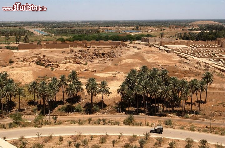 Rovine dell'antica città di Babilonia, Al Hillah, Iraq
Babilonia – termine che nel linguaggio comune indica un concentrato di tutti i mali del mondo – in origine significava “la Porta degli Dei”. Un nome seducente per un affascinante sito archeologico situato 90 km a sud della moderna Baghdad, in Iraq, laddove un tempo prosperava la civiltà babilonese con i suoi favolosi giardini pensili, classificati nel mondo antico come una delle Sette Meraviglie del mondo. Passata alla storia in particolare per il codice di Hammurabi, la città prosperò per circa XV secoli tra il 1850 e il 320 a.C., e il sito archeologico odierno consiste in un’area di 24 kmq costellata di reperti, cinta da mura lunghe 18 km e attraversata dall’Eufrate. I primi scavi risalgono al 1600 e da quel momento si susseguirono diverse campagne, ma il contributo più importante fu quello dato dal tedesco R. Koldewey tra la fine dell’Ottocento e l’inizio del Novecento: grazie a lui e ai suoi successori si poterono rinvenire i resti della ziqqurat Etemenanki, che insieme all’attiguo tempio fa parte del complesso sacro a Marduk, la porta di Ištar e il palazzo di Nabucodonosor, mentre al di fuori della cinta muraria sorgeva il palazzo delle feste.

Purtroppo la grave situazione interna dell’Iraq sconsiglia un viaggio a Babilonia e dintorni. Il più vicino aeroporto è comunque quello di Baghdad, non raggiungibile direttamente dall’Italia ma collegato ad esempio a Vienna, Stoccolma, Istanbul e Il Cairo. - © Arlo K. Abrahamson / Shutterstock.com