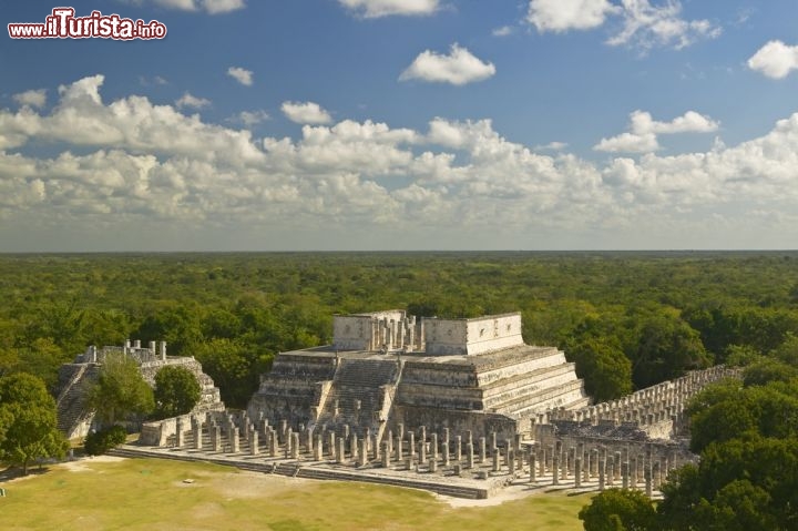 Chichén Itzá, Messico (Nella foto il Tempio dei Guerrieri)
Un connubio di tanti stili architettonici diversi rende ammaliante l’antica città maya di Chichén Itzá, situata nella penisola dello Yucatan, in Messico. Fondata dalla popolazione degli Itza, di origine tolteca, fu un importante polo religioso, militare e politico tra il IX e il XIII secolo d.C., che controllava l’economia e la vita sociale di tutto lo Yucatan. Ancora oggi mantiene alcuni monumenti particolarmente belli e significativi, capaci di testimoniare l’antico splendore: sono senza dubbio la Piramide di Kukulkan, dedicata a una divinità tolteca che si presentava come un uccello dalle piume multicolori, il Templo de los Guerrieros e l’Osservatorio astronomico de El Caracol. La magia della Piramide di Kukulkan, detta anche El Castillo, è sotto gli occhi di tutti il 21 marzo e il 21 settembre, ovvero durante l’equinozio di primavera e di autunno, quando il sole illumina la struttura e proietta sul terreno un’ombra curiosa a forma di serpente. Questo misterioso gigante è alto 25 m, la cima è accessibile mediante 4 scalinate per un totale di 365 gradini – uno per ogni giorno dell’anno – e su ogni facciata si trovano 18 terrazze che simboleggiano i mesi del calendario maya. Nel 1988 Chicén Itzà è stata dichiarata Patrimonio dell’Umanità dall’UNESCO e nel 2007 è diventata una delle Sette Meraviglie del Mondo Moderno.

L’area archeologica di 320 ettari è aperta al pubblico dal martedì alla domenica, dalle 8 alle 17, e l’ingresso costa 59 pesos (circa 3,50 euro). Si trova 115 km a est di Merida ed è raggiunta dalla strada asfaltata 180. Qui il sito ufficiale, in spagnolo e in inglese. - © spirit of america / Shutterstock.com
