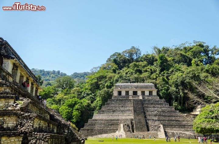 Palenque, Messico (Nella foto il Tempio delle Iscrizioni)
Siamo abituati a sentirci padroni del mondo, ma passeggiando per l’antica città Maya di Palenque, in Messico, viene il dubbio che non sia così: la vegetazione è così lussureggiante e magnifica da farci sentire piccoli e meschini, e dei circa 500 templi presenti solo 34 (circa un 6%) sono già stati sottratti all’abbraccio della natura e portati alla luce. Un’area archeologica ancora da scoprire, almeno in buona parte, questa città situata nel Chiapas, ai piedi delle montagne Tumbala, e costituita da una serie di templi che sembrano volersi allungare verso il cielo. Costruiti grosso modo tra il VI e il X secolo a.C., i colossi di Palenque meritano almeno 3 o 4 ore di visita: passeggiate tra un palazzo e l’altro e arrampicatevi su per le scalinate di ogni tempio, dalla cui cima potrete godere di un panorama selvaggio e galvanizzante. Molte costruzioni risalgono al regno di Pacal il grande, il più importante re maya della città, come il cosiddetto “Palazzo”, le cui pareti sono decorate con bassorilievi in stucco che rappresentano scene di cerimonie religiose, e il “Tempio delle Iscrizioni”, che contiene il secondo geroglifico più lungo a noi noto del periodo Maya e che fungeva da sepolcro per il grande Pacal.

Il sito, dichiarato Patrimonio dell’Umanità dall’UNESCO nel 1987, è raggiungibile dalla capitale del Chiapas, Tuxla Gutierrez, in auto o autobus attraverso le strade 190 e 199 (il percorso dura circa 6 ore). L’accesso al Parco Archeologico è a pagamento. - © Jess Kraft / Shutterstock.com
