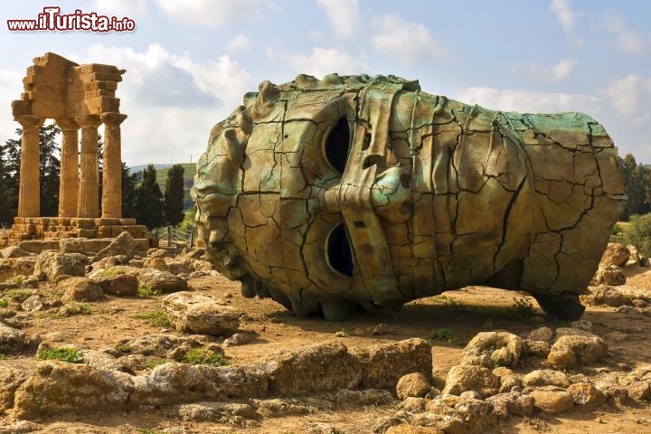 Valle dei Templi, Agrigento, Italia (Nella foto i resti del tempio di Castore e Polluce)
Ecco un altro pezzetto di Patrimonio dell’Umanità UNESCO di cui possiamo andare fieri: è la Valle dei Templi di Agrigento, nel sud della Sicilia, costituita dalle rovine della antica Akragas e dintorni, sino al mare cristallino che bagna la bella isola. Il sito rappresenta uno dei più estesi e importanti complessi archeologici del bacino mediterraneo, con i resti della città fondata nel 582 a.C. e un suggestivo contorno di mandorli e ulivi nodosi. Nella campagna sicula, su un altopiano strategicamente incastonato nell’abbraccio di alcuni rilievi, si sviluppava una città dalla pianta ordinata, con l’acropoli sulla Rupe Atenea, i santuari sulla Collina dei Templi, gli edifici pubblici nella zona centrale e le necropoli alla periferia. L’imponente cinta di mura, lunga 12 km e interrotta da 9 porte d’accesso, fu aggiunta nel VI secolo a.C. Da vedere la Via Sacra, il Tempio di Giove, il Quartiere Ellenistico, il Tempio di Demetra e tanto altro ancora.

L’accesso al sito è a pagamento, con possibilità di abbonamenti e formule speciali. Per arrivare ad Agrigento occorrono circa 2 ore di auto dagli aeroporti di Palermo, Trapani o Catania. Un servizio di autobus collega regolarmente Agrigento con Roma, Napoli e Salerno. In treno Agrigento è collegata a Palermo e Caltanissetta. Qui maggiori info. - © lapas77 / Shutterstock.com