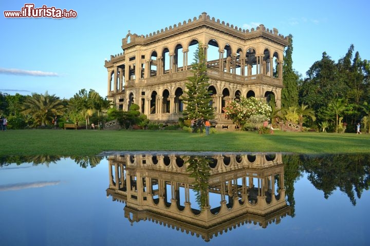 Talisay City, Filippine
Le rovine di Talisay City non risalgono a tempi troppo lontani, infatti questa ex tenuta di un magnate dello zucchero venne fondata solo alla fine dell’Ottocento nella provincia di Negros Occidental, nel cuore delle Filippine. Forse penserete che una semplice villa non possa competere con la magnificenza immortale di piramidi, sepolcri misteriosi e monumenti capaci di comunicare con le stelle, ma se avete in programma un viaggio nelle Filippine vale comunque la pena di fare una scappata a Talisay City, dove molti visitatori amano trascorrere una giornata nel verde scattando foto incantevoli. La sontuosa tenuta venne bombardata ben due volte nel corso della Seconda Guerra Mondiale, con l’intento di impedire ai giapponesi di utilizzarla come base. Oggi resta “lo scheletro” della villa, che conserva un fascino decadente irresistibile ed è circondata da un parco ben curato e da negozi di souvenir, e durante l’anno può essere utilizzata per cerimonie e eventi culturali.

Talisay è la prima città che si incontra procedendo verso nord dal centro di Bacolod (capoluogo della provincia di Negros Occidental), raggiungibile in auto o con i mezzi pubblici in 10-15 minuti. Bacolod ha un piccolo aeroporto situato nella vicina città di Silay, collegato con gli aeroporti di Lapu-Lapu e Manila, sempre nelle Filippine.
Qualche informazione in più (ma non aspettatevi troppo) la trovate qui.
