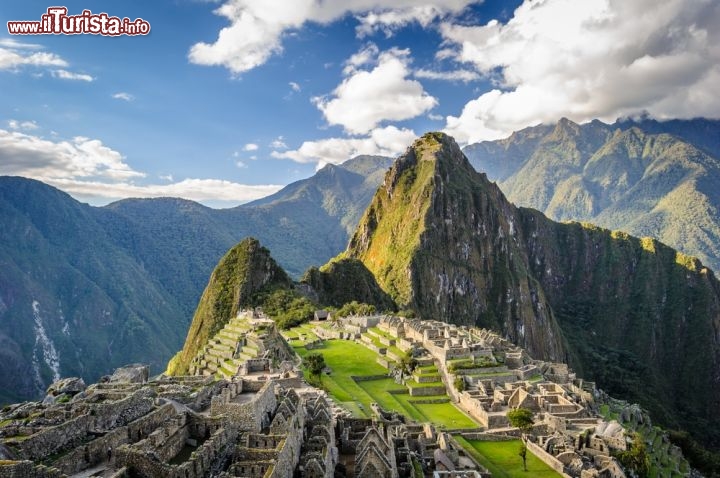 Machu Picchu, Peru
Montagne colossali e un profondo silenzio avvolgono Machu Picchu, spesso insieme a una coltre di nebbia che impedisce di vedere il famoso sito archeologico peruviano anche dalla sottostante Valle di Urubamba. Poi, superato il limite superiore della foschia, si risorge a pochi passi dal cielo e si scopre la magica cittadella Inca, incastonata tra speroni di roccia vertiginosi a oltre 2.350 m di quota. Il Parco Archeologico di Machu Picchu, detto anche Santuario Storico, sorge 112 km a nord-est di Cuzco e comprende una parte agricola e una urbana. Tutta la superficie è stata dichiarata area protetta ed è Patrimonio dell’UNESCO per gli importanti resti archeologici ma anche per le singolari formazioni rocciose, la fauna e la flora eccezionali. Non sappiamo con certezza se si trattasse di un luogo di culto o di una stazione speciale per comunicare con il cielo, e nel tempo i programmi televisivi si sono sprecati ad avanzare ipotesi circa la sua funzione: anche questo è il bello di Machu Picchu, antico capolavoro vegliato dalla cima del Salkantay (6.271 m), immerso in una natura lussureggiante e circondato di mistero. Gli Inca costruirono il tutto a metà del XV secolo, quando ancora non conoscevano la ruota e non avevano alcun sistema di scrittura: ecco perché è così difficile capire come abbiano realizzato un’impresa così grandiosa e perché lo abbiano fatto.

Da Cuzco si può raggiungere Aguas Calientes in treno in 4 ore circa, per poi continuare fino al sito archeologico in minibus o a piedi in 1 ora e mezza. La visita è a pagamento. - © Anton_Ivanov / Shutterstock.com
