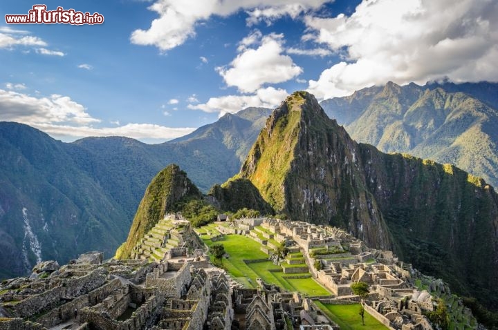 Machu Picchu, Peru
Montagne colossali e un profondo silenzio avvolgono Machu Picchu, spesso insieme a una coltre di nebbia che impedisce di vedere il famoso sito archeologico peruviano anche dalla sottostante Valle di Urubamba. Poi, superato il limite superiore della foschia, si risorge a pochi passi dal cielo e si scopre la magica cittadella Inca, incastonata tra speroni di roccia vertiginosi a oltre 2.350 m di quota. Il Parco Archeologico di Machu Picchu, detto anche Santuario Storico, sorge 112 km a nord-est di Cuzco e comprende una parte agricola e una urbana. Tutta la superficie è stata dichiarata area protetta ed è Patrimonio dell’UNESCO per gli importanti resti archeologici ma anche per le singolari formazioni rocciose, la fauna e la flora eccezionali. Non sappiamo con certezza se si trattasse di un luogo di culto o di una stazione speciale per comunicare con il cielo, e nel tempo i programmi televisivi si sono sprecati ad avanzare ipotesi circa la sua funzione: anche questo è il bello di Machu Picchu, antico capolavoro vegliato dalla cima del Salkantay (6.271 m), immerso in una natura lussureggiante e circondato di mistero. Gli Inca costruirono il tutto a metà del XV secolo, quando ancora non conoscevano la ruota e non avevano alcun sistema di scrittura: ecco perché è così difficile capire come abbiano realizzato un’impresa così grandiosa e perché lo abbiano fatto.

Da Cuzco si può raggiungere Aguas Calientes in treno in 4 ore circa, per poi continuare fino al sito archeologico in minibus o a piedi in 1 ora e mezza. La visita è a pagamento. - © Anton_Ivanov / Shutterstock.com

