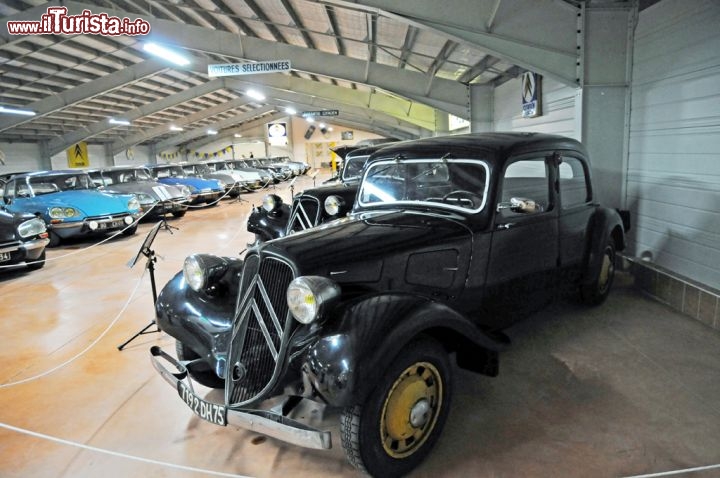 Immagine Una meravigliosa Citroen Traction Bl 11 nella collezione del Citromusem a Castellane