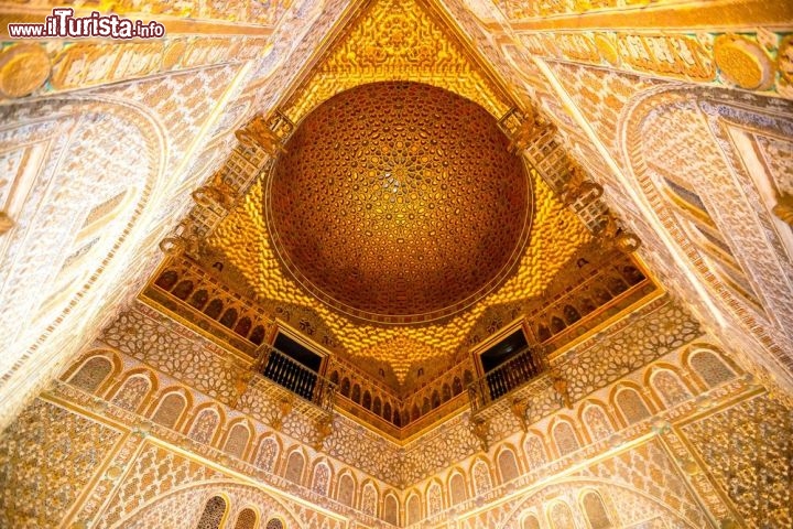 Immagine La sala degli Ambasciatori all'Alcazar di Siviglia, il più antico palazzo reale ancora in uso d'Europa - © vichie81 / Shutterstock.com
