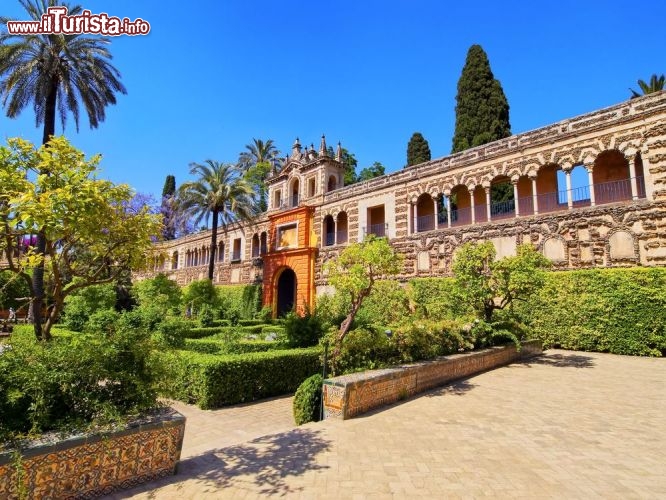 Immagine Lussurreggianti giardini all'antico forte dei mori, oggi Alcazar di Siviglia - © Karol Kozlowski / Shutterstock.com