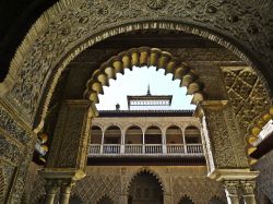 L'Alcázares Reales de Sevilla è un complesso di edifici fortificati. Alcazar in arabo significa appunto fortezza, palazzo fortificato - © Turismo Andalucia / Shutterstock.com ...