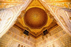 La sala degli Ambasciatori all'Alcazar di Siviglia, il più antico palazzo reale ancora in uso d'Europa - © vichie81 / Shutterstock.com