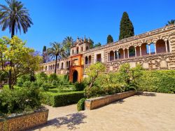 Lussurreggianti giardini all'antico forte dei mori, oggi Alcazar di Siviglia - © Karol Kozlowski / Shutterstock.com