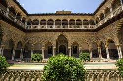 il Patio de las Doncellas all'Alcázar di Siviglia - © Victor Maschek / Shutterstock.com