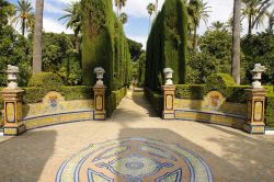 Un angolo finemente decorato nei giardini dell'Alcazar - © ale_rizzo / Shutterstock.com