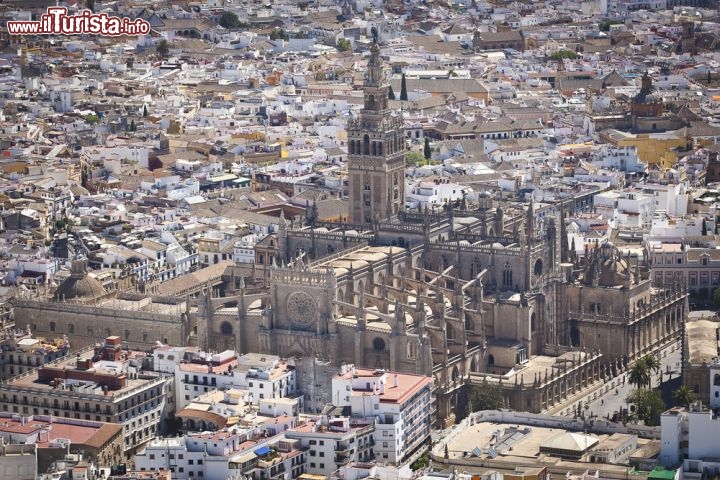 Immagine Veduta aerea del centro di Siviglia e l'imponente Cattedrale di Santa Maria la Blanca, la grande chiesa gotica dell'Andalusia (Spagna) in alto svetta la grande Giralda, la torre campanaria di 90 metri, un tempo il minerato di una moschea, fino alla reconquista cristiana - © Victoria Ovchinnikova / Shutterstock.com