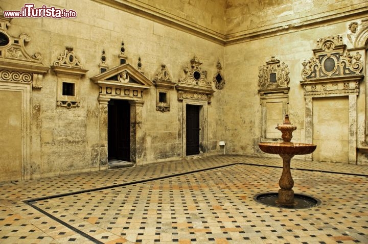 Immagine Patio interno dell'Iglesia de Santa Maria la Blanca a Siviglia, uno dei monumenti più importanti dell' Andalusia e dell'intera Spagna - © nito / Shutterstock.com