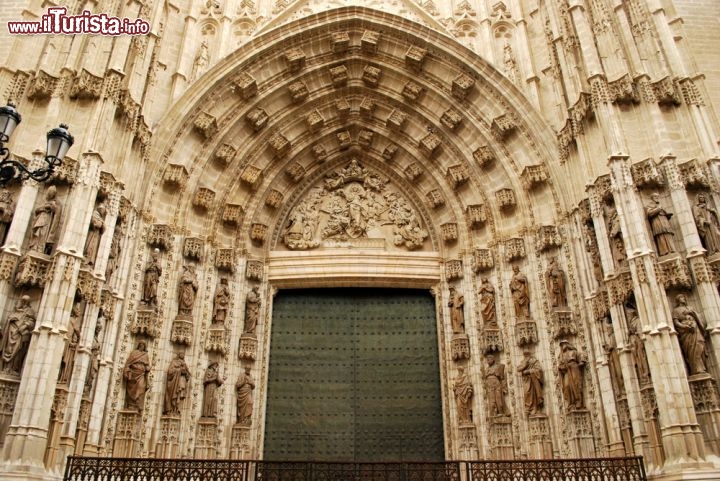 Immagine Portale gotico d'ingresso alla Cattedrale di Siviglia - © Gerard Lazaro / Shutterstock.com