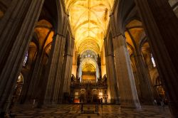 Interno della Cattedrale di Siviglia: la vasta navata centrale del tempio gotico più grande del mondo - © Pete Niesen / Shutterstock.com 