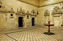 Patio interno dell'Iglesia de Santa Maria la Blanca a Siviglia, uno dei monumenti più importanti dell' Andalusia e dell'intera Spagna - © nito / Shutterstock.com