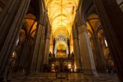Interno della Cattedrale di Siviglia: la vasta navata centrale del tempio gotico più grande del mondo - © Pete Niesen / Shutterstock.com 