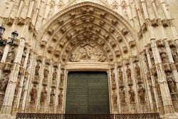 Portale gotico d'ingresso alla Cattedrale di Siviglia - © Gerard Lazaro / Shutterstock.com