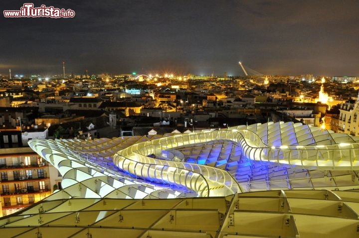 Immagine Fotografia nottura del Metrosol Parasol di Siviglia, il manufatto in legno più grande del mondo, una delle opere di architettura moderna più famose di tutta la Spagna - © anderm / Shutterstock.com