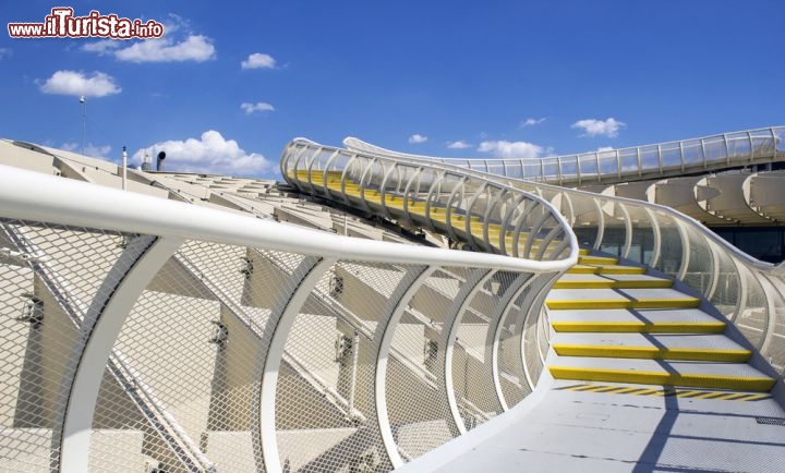 Immagine Passerella Panoramica sul monumento del Metropol Parasol, la struttura in legno che si trova in Plaza de la Encarnacion a  Siviglia (Andalusia) in Spagna - © Carlos Neto / Shutterstock.com