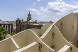 Dettaglio della struttura a nido d'ape del Metrosol Parasol e panorama di Siviglia, la capitale della Andalusia (Spagna) - © Carlos Neto / Shutterstock.com 