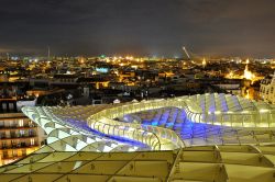 Fotografia nottura del Metrosol Parasol di Siviglia, il manufatto in legno più grande del mondo, una delle opere di architettura moderna più famose di tutta la Spagna - © ...