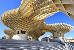 Plaza del la Encarnacion a Siviglia: su di essa svetta il grande Metropol Parasol, una serie di ombrelloni in legno, ideati dall'architetto tedesco Jürgen Mayer H - © Fulcanelli ...