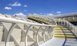 Passerella Panoramica sul monumento del Metropol Parasol, la struttura in legno che si trova in Plaza de la Encarnacion a  Siviglia (Andalusia) in Spagna - © Carlos Neto / Shutterstock.com ...